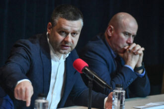 cum vrea primaria capitalei sa curete bucurestiul de graffiti ciucu imi este rusine de halul in care arata orasul 69c15edd52fba