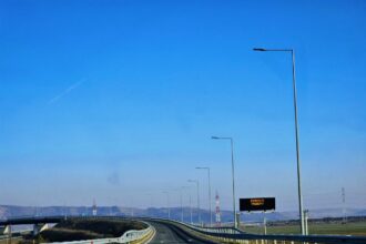 de ce nu are romania infrastructura rutiera un consiliu local a respins constructia unei bucati de autostrada fiindca ar fi fost stabilita din pix prin partia de schi 69a6e69911415