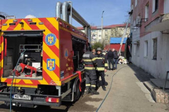 explozie urmata de incendiu intr un bloc din bacau doi raniti si 22 de persoane evacuate 69c3c296dbaf8