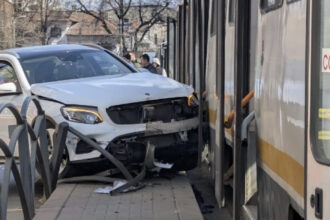 foto accident in bucuresti o masina a intrat in refugiul de tramvai doi pietoni au fost raniti si transportati la spital 69bc0040eefa9