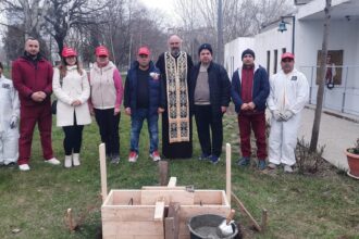 foto asociatia suflete deschise a pus piatra de temelie a unui monument in parcul garii zece troite ctitorite in judetul constanta 69be86399be89