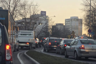 foto jale in trafic in zona telegondolei din mamaia se circula bara la bara pana la trecerea de pietoni de la campus 69a714fc0a35e