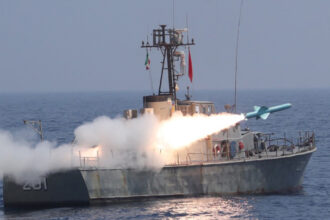 foto sua anunta ca a scufundat o nava iraniana in golful oman 69a45e41b561f