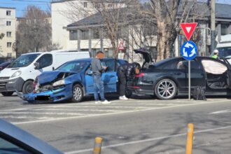 foto video doua masini s au ciocnit langa scoala 8 din constanta 69c145503ee70