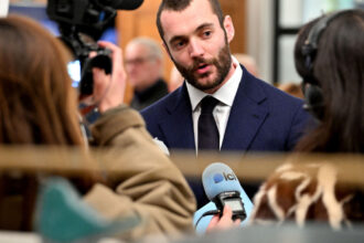 galerie foto celalalt sarkozy cum incearca louis fiul lui nicolas sa si copieze tatal in politica la 28 de ani vrea sa fie primar in paradis 69ad04c039d90