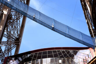 galerie foto turnul eiffel deschide o noua atractie pentru vizitatori un pod suspendat la 60 de metri 69ba68818076d