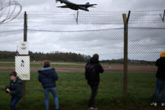 marea britanie permite americanilor sa i foloseasca bazele militare pentru lansarea de atacuri asupra iranului 69bd9b9912a99