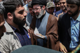 mojtaba khamenei a fost ranit la picioare in prima zi a razboiului din iran nyt fiul lui masoud pezeshkian contrazice informatiile 69b118dee4b6d