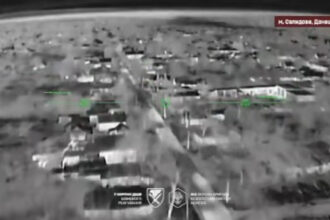 momentul in care dronele ucrainene ataca posturile de comanda rusesti din selidove la 20 km in spatele liniei frontului 69b282f432c5c