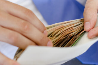 ocde avertizeaza ca munca la negru ramane extinsa in romania ce efecte au salariile in plic asupra economiei 69b9171fb2910