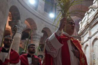 patriarhul latin al ierusalimului impiedicat de politia israeliana sa celebreze duminica floriilor la biserica sfantului mormant 69c916b3e1d0a