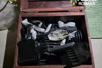 perchezitii la presupusi traficanti de droguri de mare risc foloseau doua fete de 13 si 15 ani pentru distributie 69cbb9b7d40d9