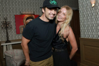 presa de la hollywood sebastian stan si annabelle wallis se pregatesc sa devina parinti 69bb185aba979