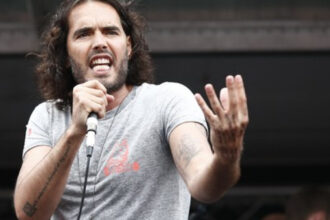 procesul in care actorul britanic russel brand e acuzat de viol amanat pana la toamna 69cadfad48d8b