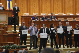 sanctiunea primita de trei parlamentari pentru scandalul facut la dezbaterea din plen privind cererea sua 69b933319d877
