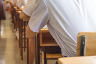 simulare evaluarea nationala 2026 subiecte la matematica ce exercitii au avut de rezolvat elevii in sala de examen 69b921ab68af6