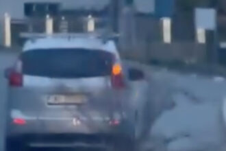 sofer din bistrita surprins in timp ce tara un trunchi de copac de 16 metri pe carosabil 69c79b139f0dd