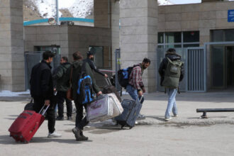 teama epuizare si usurare marturii de la granita iran turcia multi spun ca il asteapta pe reza pahlavi 69aff89f7ce91