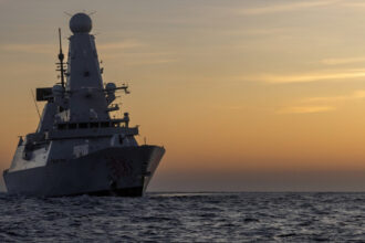 tensiuni in estul mediteranei londra trimite nava de razboi a marinei regale hms dragon in cipru dupa atacurile cu drone 69a7359d1079e