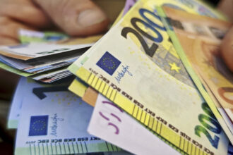 un barbat din iasi s a dat drept agent imobiliar si a inlocuit 128 000 de euro cu bancnote dintr un joc 69b421cd18d93