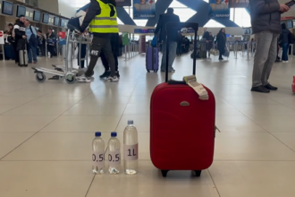 video de azi intra in vigoare noi reguli pe aeroporturile din bucuresti pot fi duse in bagajul de mana lichide aerosoli si gel 69b13b115b7fa