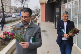 video decebal fagadau si lucian lungoci cu bratele pline de flori pentru ziariste sunt proaspat culese 69b2971b8e34d