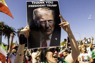 video diaspora iraniana sarbatoreste moartea ayatollahului khamenei multumim presedintelui trump 69a43ab7cf3ea
