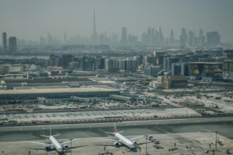 video explozie deasupra aeroportului din dubai zborurile au fost suspendate dupa interceptarea unei drone eau acuza un atac din iran 69abef082de70