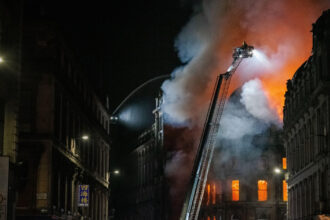 video incendiu de proportii in scotia o cladire istorica a luat foc peste 60 de pompieri mobilizati gara din glasgow a fost inchisa 69ae7ce18f293