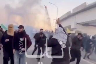 video irak protestatarii incearca sa ia cu asalt zona verde unde isi are sediul ambasada sua in bagdad 69a3fb6fc3bc5