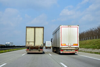 video noua migranti egipteni dintre care opt copii gasiti ascunsi intr un camion pe autostrada 69bfd19d3b85b