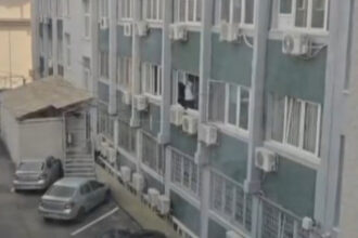 video o politista din valcea a fost surprinsa in timp ce spala geamurile la serviciu conducerea ipj a declansat o ancheta interna 69c111863d631