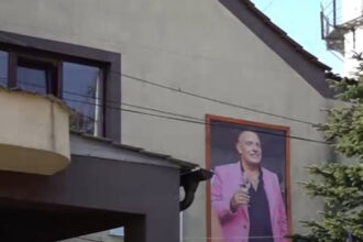 video portret neobisnuit pe fatada primariei din gogosu mehedinti fostul primar acum decedat imortalizat cu un pahar de vin in mana 69afe37f87d64