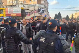 video protest al minerilor in gorj trafic blocat la tg jiu dupa ce sute de oameni au iesit in strada din cauza concedierilor anuntate 69b83296cbf49