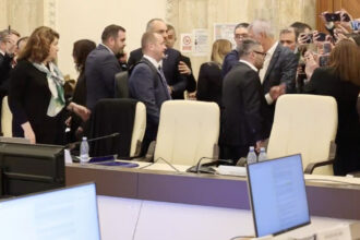 video rasturnam democratia haos la votul ajutoarelor pentru pensionari masura a fost respinsa desi initial trecuse psd a parasit sala 69ba967129076