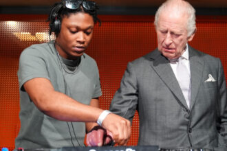 video regele charles dj pentru o zi monarhul britanic a pus muzica intr un studio din manchester 69b86a9ec5b06
