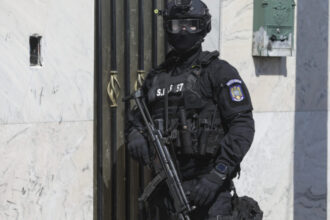 video romani inselati dupa ce au platit in avans pentru case la cheie politistii au facut perchezitii intr un dosar de 16 milioane de lei 69a832b9f1661