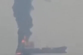 video tanc petrolier atacat in stramtoarea hormuz din golful persic 69a4302b3bf40