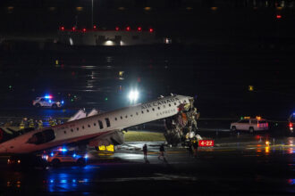 videofoto accident grav pe pista aeroportului laguardia din new york doi morti si doi raniti dupa ce un avion a lovit un vehicul presa 69c0eae86ac34