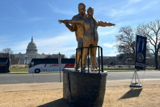 videofoto o statuie uriasa ii infatiseaza pe trump si epstein ca jack si rose in titanic ce scrie pe soclu 69b1acb55daf1