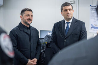 zelenski si ministrul apararii radu miruta vizita la baza 86 aeriana de la borcea discutii despre pregatirea pilotilor ucraineni 69b324aec78e8