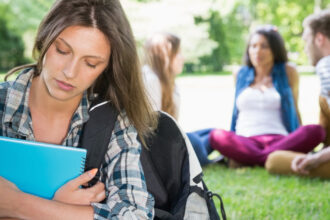 a te simti singur poate dauna mai mult sanatatii decat izolarea sociala arata un studiu 69d483a876394
