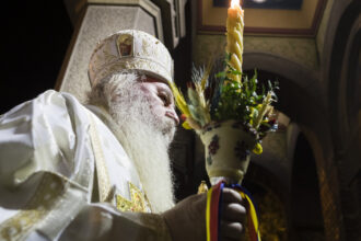 ce semnifica lumina sfanta din noaptea de inviere ce trebuie sa stie credinciosii daca se stinge lumanarea in drum spre casa 69d9e97985d99