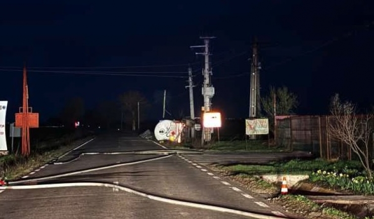 cisterna cu gpl rasturnata in prahova peste 70 de persoane au fost evacuate iar traficul pe dn 1d a fost oprit 69d16b83be7c9