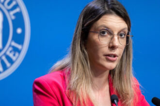 diana buzoianu psd a vandut stabilitatea tarii pe un selfie cu george simion si aur 69ef7907e418d