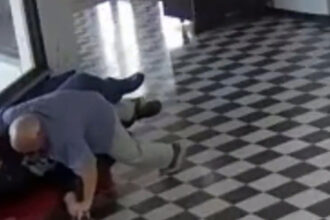 directorul unui liceu din sua a impiedicat un masacru momentul in care sare asupra unui tanar inarmat 69df3d5ad43ab