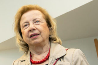 fosta deputata de origine romana colette avital ranita de politie la protestele anti guvernamentale din israel are 86 de ani 69d3bec6a9b5d