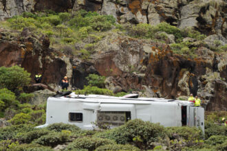 foto accident grav in insulele canare un barbat a murit si 27 de turisti au fost raniti dupa ce un autobuz a cazut intr o rapa 69d9ecd8efc46