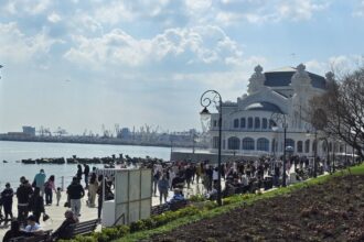 foto faleza cazinoului din constanta plina ochi de oameni in ziua de florii si totodata prima zi a pastelui catolic 69d253c124c3b