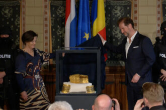 foto in ce stare sunt coiful de la cotofenesti si cele doua bratari dacice cum ar fi fost recuperate 69ce7457970f2